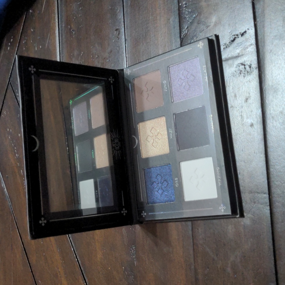 Lovecraft eyeshadow palette -basic rituals